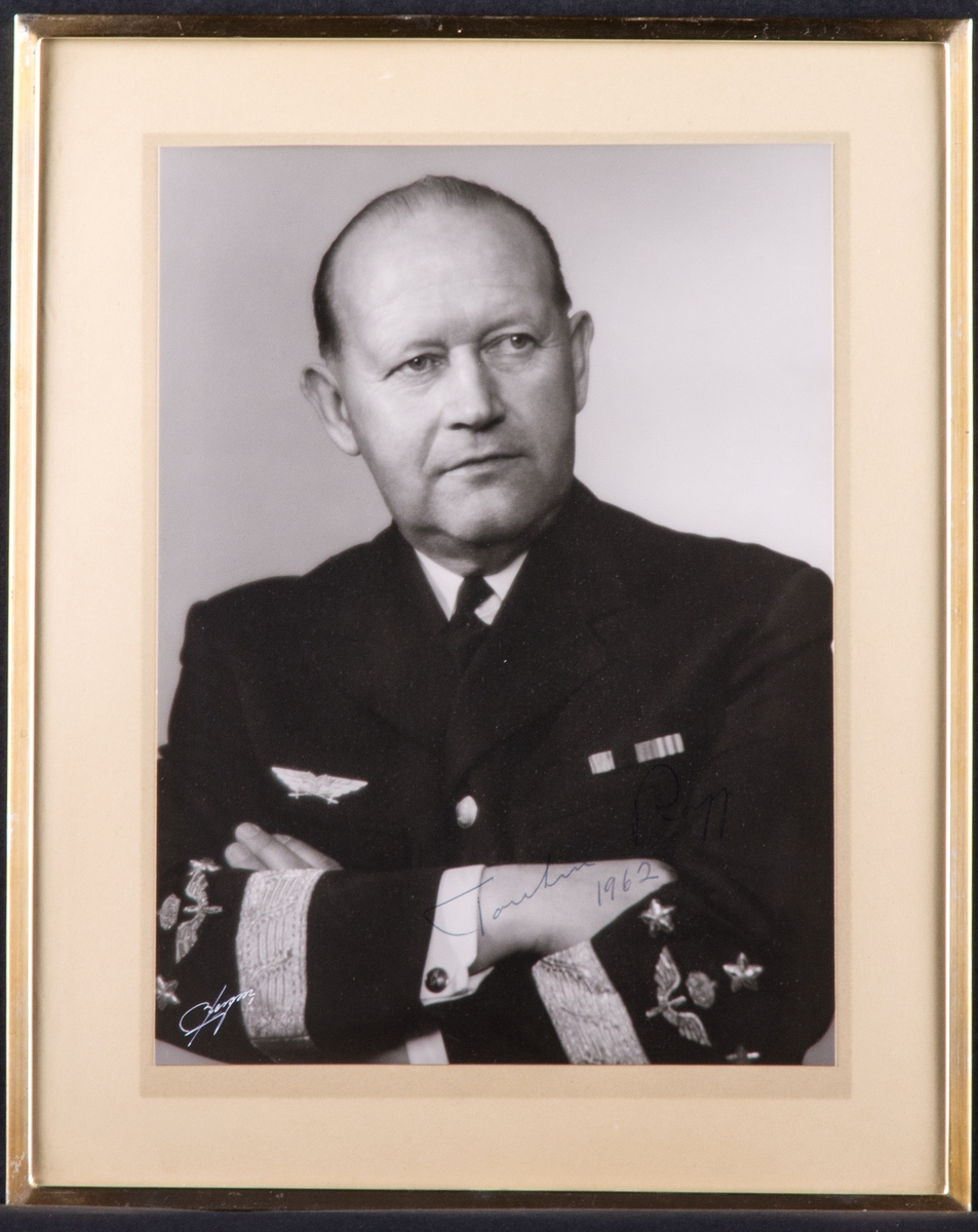 Porträttfotografi av Torsten Rapp, chef Flygvapnet. Signerat, inramat foto.