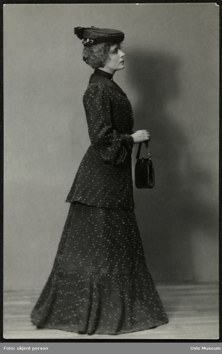 portrett, kvinne, skuespillerinne, rollebilde, Thea Elvsted i "Hedda Gabler" på Nationaltheatret, stående helfigur, profil