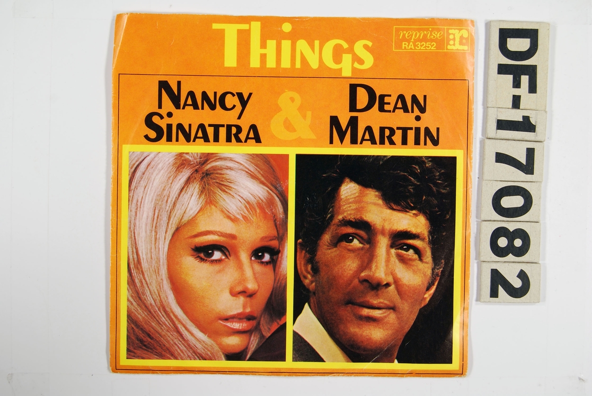 Fotografi av Nancy Sinatra og Dean Martin på forside. Fotografi av Nancy Sinatra på bakside.