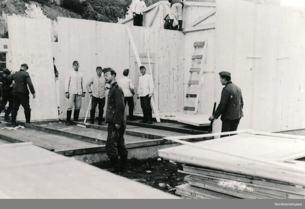 Byggevirksomhet på Sunndalsøra med tyske soldater. De hvite uniformene er arbeidsuniformer.