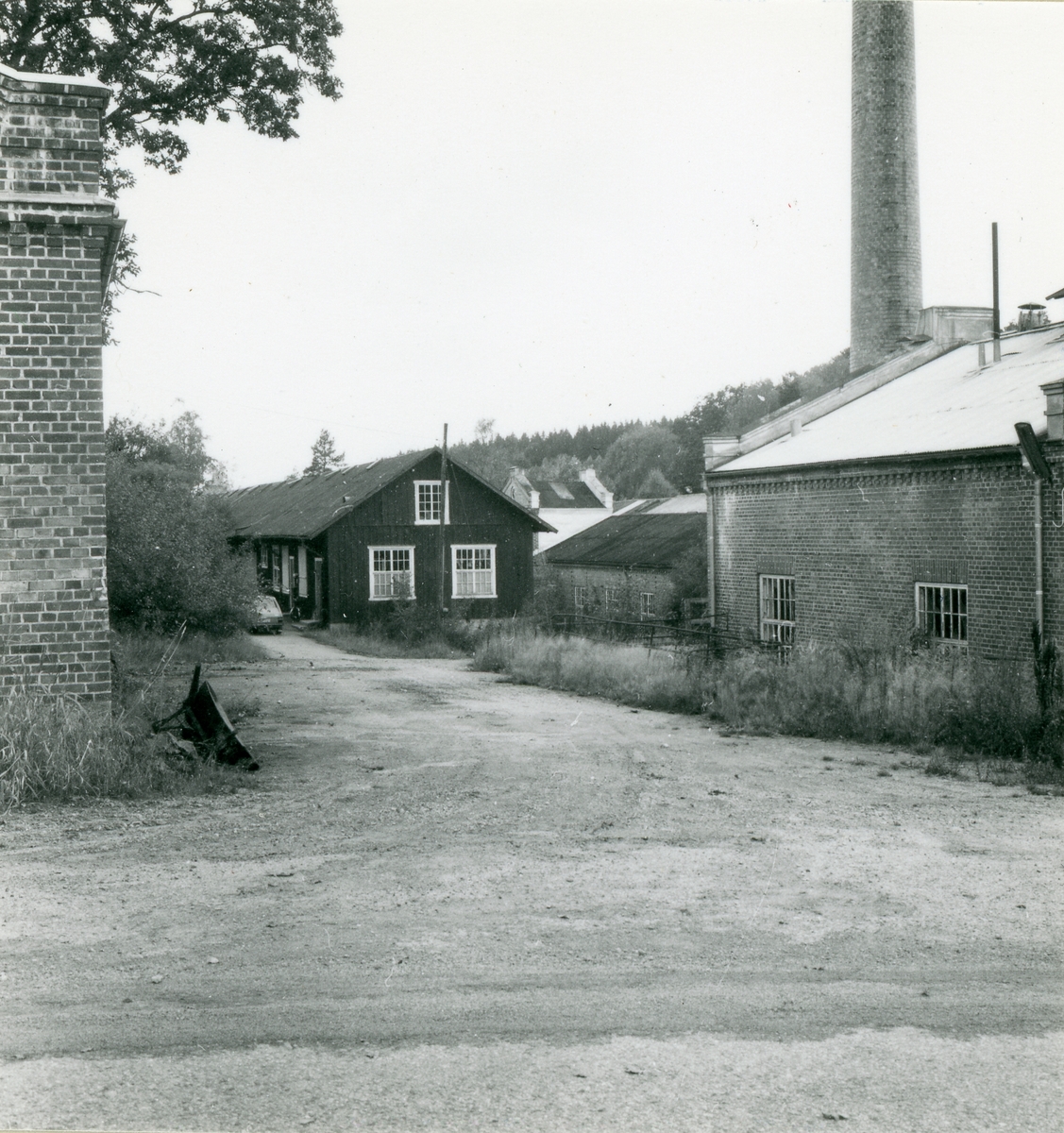 Nissaströms bruk. T 03476:1-2 Nissaströms bruk, fabriksbyggnader från 1929. T 03476:3-4 Nissaströms bruk, sett från kraftverket. T 03476:5 Gamla strömfåran mellan Nissaströms bruk och den moderna kraftverksdammen.