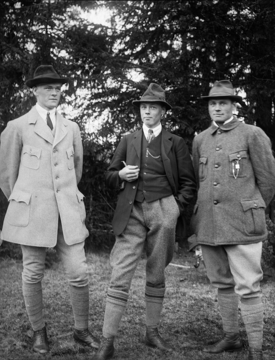 Oskar Janson, Osvald Petterson och Sven Gräns, vid Nybron, Altuna socken, Uppland 1919
