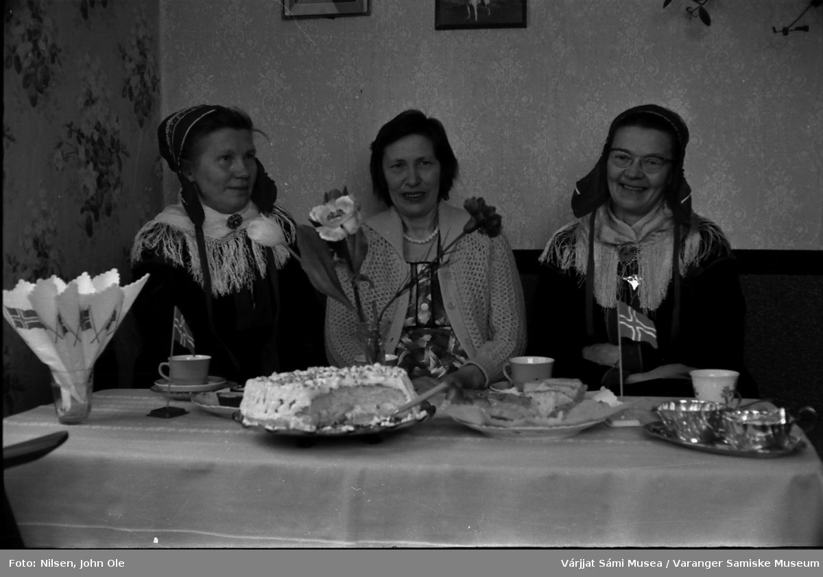 50-årsfeiring for Brita Bomban i Nesseby. Brita sitter i midten, Signe og Oline Nilsen på hver sin side av henne. 17. mai 1967.