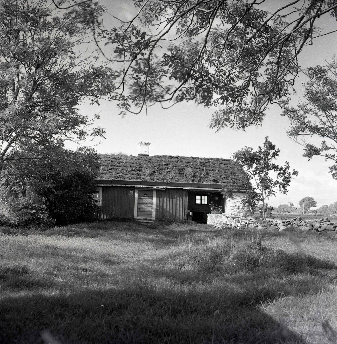 Arvidssons i Mörby. Sommarstuga, exteriör, den 24/9 1961.