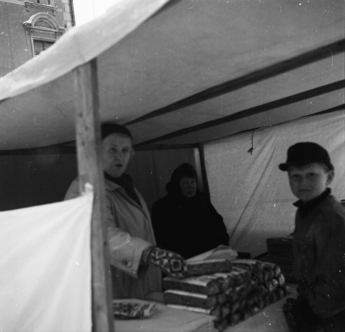 Vardens arkiv. "Marken åpnes"  23.02.1954