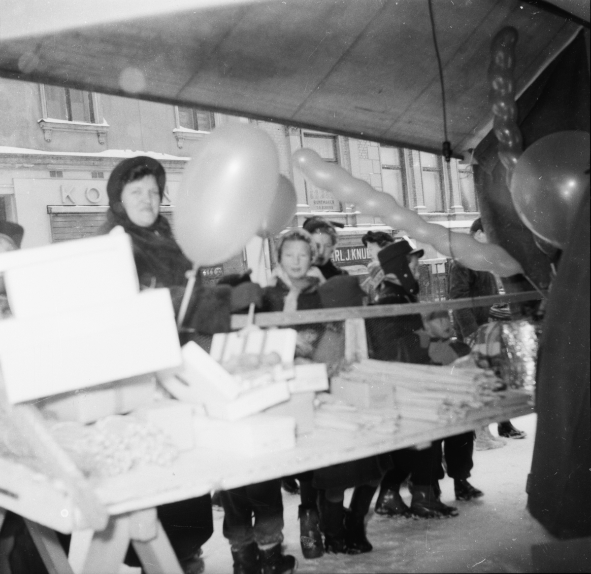 Vardens arkiv. "Marken åpnes"  23.02.1954