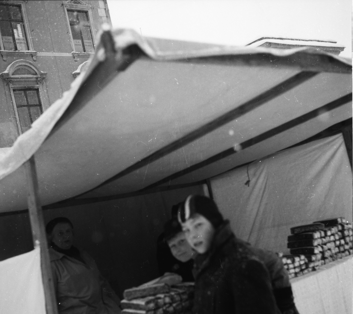 Vardens arkiv. "Marken åpnes"  23.02.1954