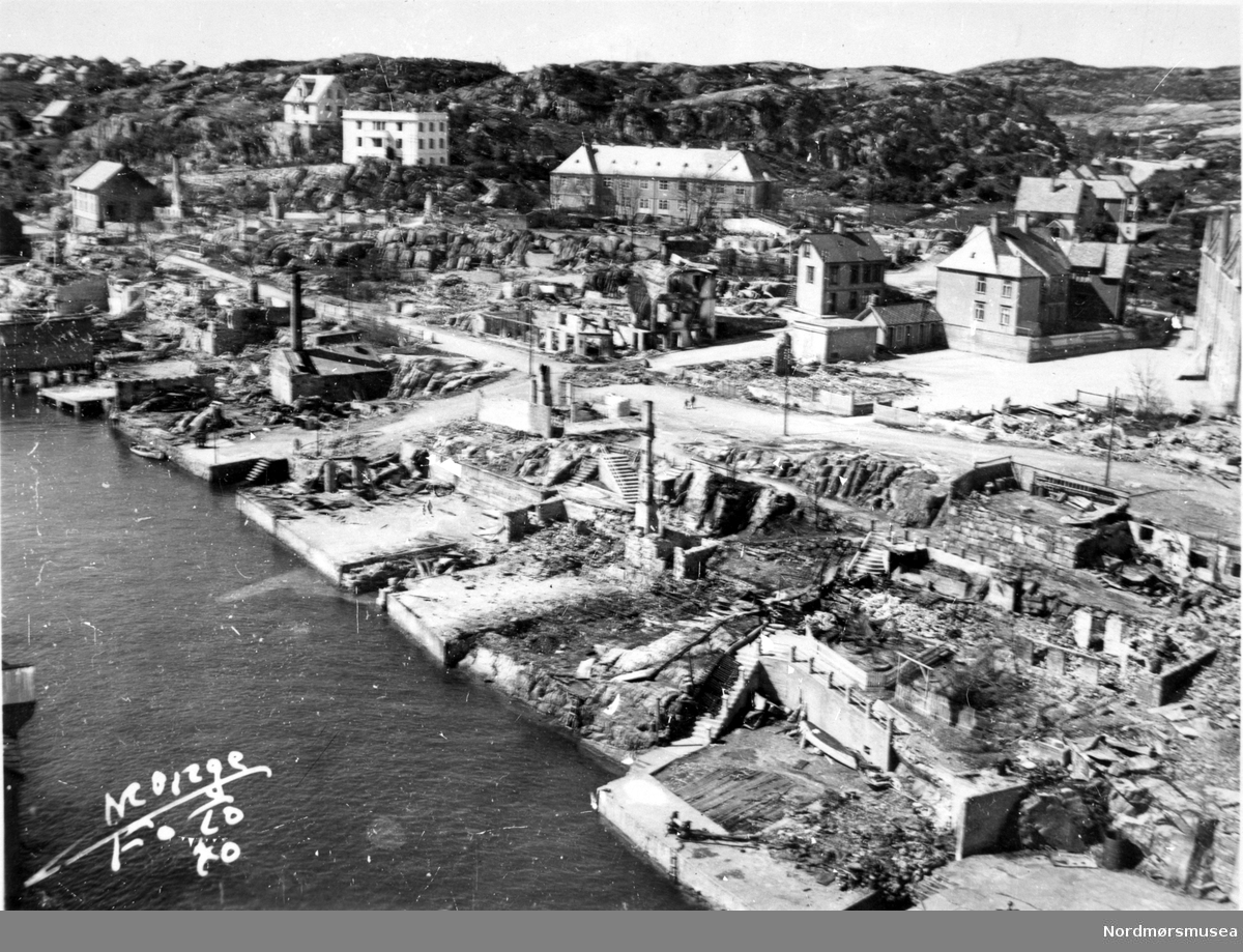 Foto fra Gomalandet som her er nær
totalt utbombet av tyske fly april 1940. 
Fra Nordmøre Museum sin fotosamling.



