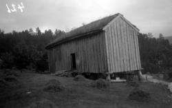 Typisk stabbur fra Todalen. En midtsval, som på den ene side