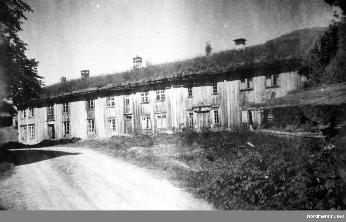 På bildet ser vi Øyen gård fra sørsiden. Nordmørslån: typisk hus på en nordmørsk storgård. Øyen gård ligger på Todalen i Surnadal kommune. Bildet er trolig fra 1947. Fra Nordmøre Museums fotosamlinger.
