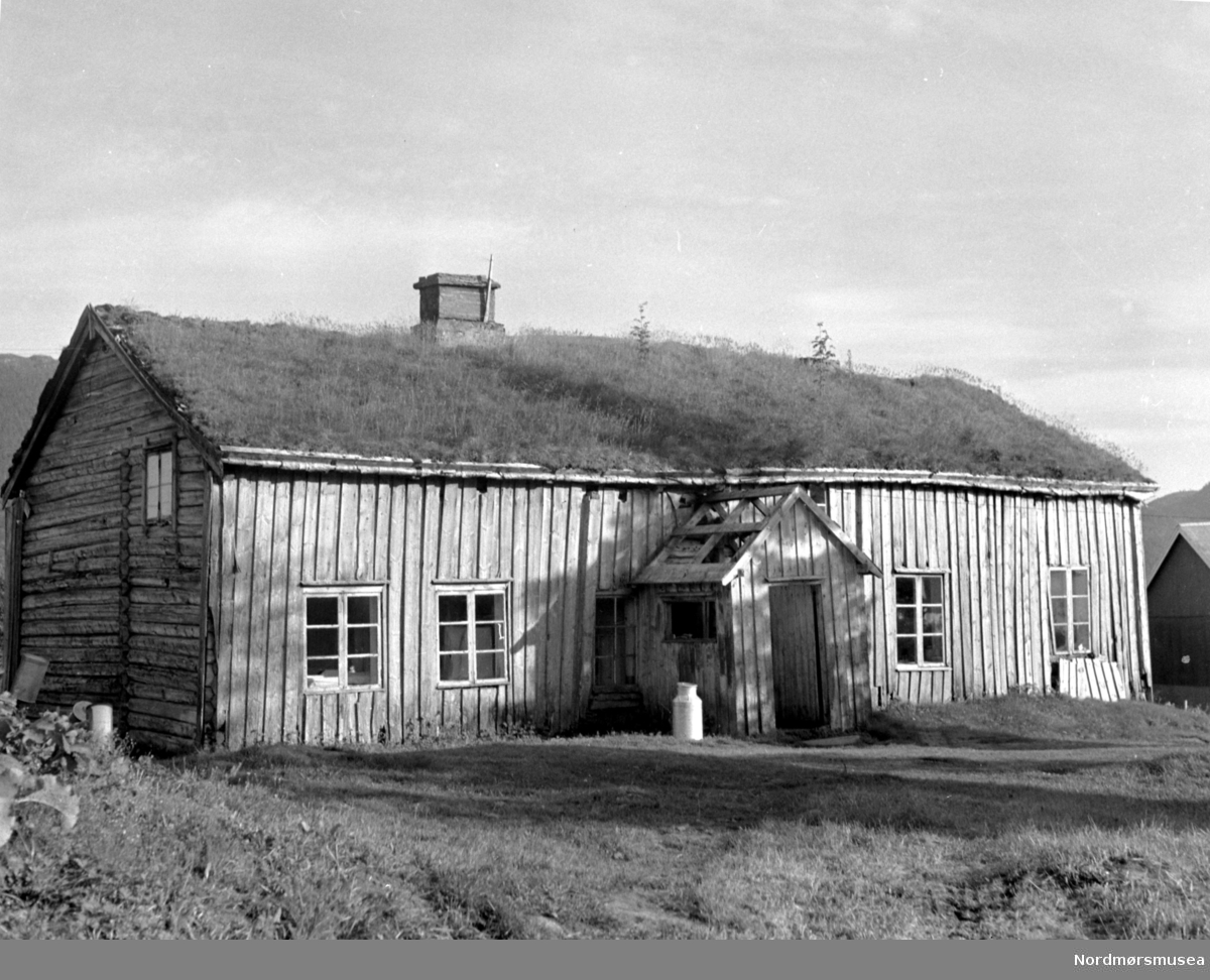 Gammelstova på Fostervoll, Osmarka. Nordsiden.  Se beskrivelse i Yderstads notater i bind 10 side 183-185. Fra Nordmøre Museums fotosamlinger.