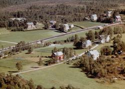 Flyfoto fra Tingvoll. Bildet er datert 30. juli 1963, og fot
