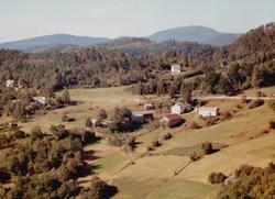 Flyfoto fra "Eikrem" på Øydegard i Tingvoll kommune. De to g