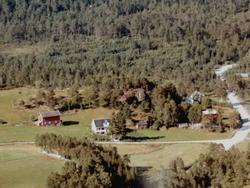 Flyfoto fra gården Elvelund i Tingvoll kommune. Ludvig Tveit