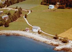 Flyfoto fra gården ";Sjøheim"; på Nordvikstranda i Surnadal 