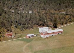 Flyfoto av ";Østbø"; i Surnadal kommune. Bildet er datert 31