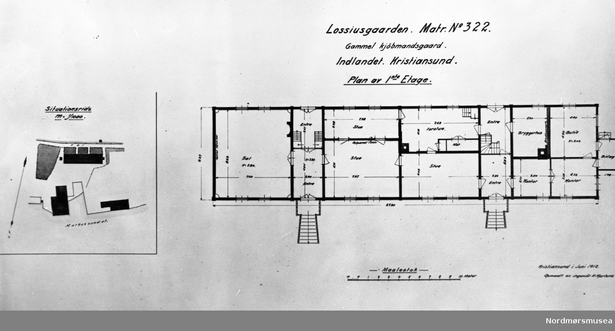 Plan av første etasje i Lossiusgården. 
Bygningen er oppmålt (og rommene navnsatt) av ingeniør Karl Martens i 1912.  Den vesle butikken mot vest har disk med skuffer og hyller på veggene. De innvendige dørene i huset er nye.  Den vestlige entréen har en list i 35 cm høyde fra gulvet, men ikke fotpanel.  Veggene sammesteds har synlig trepanel med over- og underliggere.  Forstuen øst for gangen savner fotpanel.  I dette rommet er det innredet noen små kott.  Taket i forstuen er nytt.  Fra det største av de omtalte kottene er nedgang til kjeller gjennom en lem i gulvet.  Forstuens vegger er dekket med synlig panel;  ved trappen fra forstuen opp til andre etasje er veggen dekket av tapet av gul-malt lerret.  Denne trappen har ikke sitt opprinnelige utseende.  
Vinduslistene i andre etasje er av omtrent samme art profil som i første etasje for dørlister, bare i mindre målestokk, idet bredden er 10 cm mot dørlistens 15 cm.  Taket over hele andre etasje har synlige bjelker. I andre etasje er rommet over den store salen lengst i øst (se planen) delt i 3 rom med brystpanel i 75 cm høyde målt fra gulvet og dørlister av samme profil som det finnes eksempel på i nedenunder.  I disse tre rommene har taket synlige bjelker.  Høyden under taket er 2,35 m.  Flere værelser i andre  etasje har brystpanel. Høyden i gangen oppe er 2,26 m.  Om dette hus beretter gårdens eier, konsul Lorentz  A. Lossius i 1912:
”Den på planen like øst for den vestlige entre beliggende spisestue var tidligere delt i to, hvorav den største del  - 2/3 av den nåværende spisestue -  var krambod, og den anden mindre del utgjorde spiskammer og litt av kjøkkenet; dette kjøkken innbefattet den gang også den nåværende forstue. Slik var det i min barndom;  dette erindrer jeg.  Entreen mot øst hadde i min barndom ingen avpanelet vegg i midten;  den gikk den gang udelt tvers over huset;  dette husker jeg.»




--
Katalog over bilder av eldre gateparti, bygninger og bygningsdetaljer i Kristiansund. Bildene er bekostet av Det Kulturhistoriske Lag (DKL)og med bidrag av Kristiansund Sparebank og fru Caroline Knudtzon. Ført i protokoll av overlærer Wilhelm Lund. Foto hovedsakelig utført av fotograf Ole Olsen Ranheimsæter dersom ikke noe annet er anført. Tegninger utført av billedhugger J. Johnsen og Ole Ranheimsæter. DKL - er en forløper for Nordmøre Historielag, i tett samarbeid med Kristiansunds museum. Nr. 168 Plan av 1ste etage i vaaningshuset paa Lossiusgaarden, matr nr 322, Indlandet. Om planen noteres: Planen er opmaalt av ingeniør Karl Martens i 1912; betegnelsen paa de enkelte rum gjælder den tid da nærværende plan blev tat, altsaa nutiden. Butikken mot vest har disk med skuffer og rafpede? vægger og hylder paa væggene. Den er for øvrig uanseelig. Dørene i kontor og butikk er vist av nyere datum. Den vestlige entr&egrave;e har en list i 35 cm`s høide fra gulvet, men ikke fotpanel. Væggene sammesteds har synlig træpanel med over- og underliggere. Hurderne i samme entre undtagen gatedørens hurder ser nyere ut. Forstuen øst for nævnte entre savner fotpanel. Ved nævnte forstue er avpanelet nogen smaa kot. Taket i forstuen har nyt præg. Fra det største av de omtalte kot er nedgang til kjelder gjennem lem i gulvet. Forstuens vægger er dækket med synlig panel; ved trappen fra forstuen op til anden etage er væggen dækket av tapet bestaaende av gulmalet lerred. Samme trap har vistnok ikke sit oprindelige utseende. Huset er to-etages. Vinduslistene i 2den etage er av omtrent samme art profil som i 1ste etage for dørlister, kun i mindre maalestok, idet bredden er 10 cm mot dørlistens 15 cm. Taket over hele 2den etage har synlige bjelker. I 2den etage er rummet over den store sal længst i øst (se planen) delt i 3 rum; i hvilke der er brystpanel i 75 cm`s høide maalet fra gulvet og dørlister av samme profil som der findes eksempel paa i 1ste etage og som der findes avtegnet som fig. 1.; for øvrig vistnok en del unøiagtig. Dog gir tegningen i store træk profilens utseende. Fig. 1. 1) Fig. 1 ikke gjengit i nærværende katalog. I alle disse 3 rum har taket synlige bjelker. Høiden av disse rum under taket er 2,35 m. Flere rum i 2den etage har likedes brystpanel; men alle rum har det ikke. Høide i gang 2den etage er 2,26 m. Om dette hus beretter gaardens nuværende eier, konsul Lorentz Lossius i 1912: "Den paa planen like øst for den vestlige entre beliggende spisestue 1) var tidligere delt i 2 dele, hvorav den største del 2/3 av den nuværende spisestue, var krambod og den anden mindre del utgjorde spiskammer og litt av kjøkkenet; dette kjøkken indbefattet den gang til like den nuværende forstue 2). 2) Se planen (W.L.). 1) Paa planen staar kun s skrevet "stue" skal være s spisestue (W. L. ). Slik var det i min barndom; dette erindrer jeg. 3) 3)Denne forhenværende ordning finder avtegnet som fig. 2. tegnet efter konsul L. Lossius anvisning; mellem kjøkkenet og spiskammeret skal formodentlig være dør. (W. L. ). Entreen mot øst haddei min barndom ingen avpanelet væg i midten; den gikk den gang udelt tversover huset; dette husker jeg. Lossiusgaarden Fig. 2. Skisse: Plan av 1ste etage. Oprindelig arrangement av nuværende forstue og spisestue. Fra Nordmøre Museum sin fotosamling.