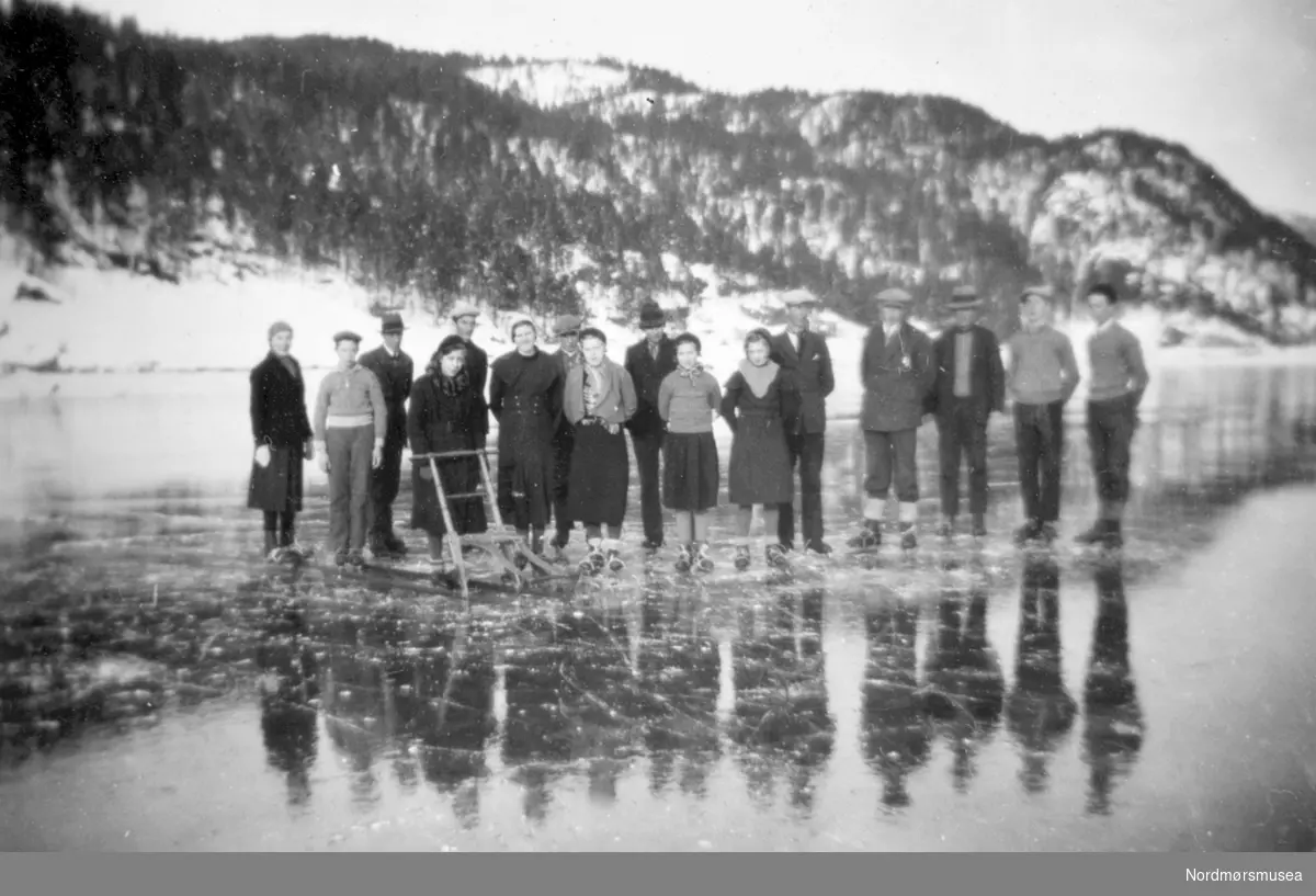 Foto fra skøyteisen ved Snekvik i Surnadal. Bildet er datert til 1934.
 Fra Nordmøre Museums fotosamlinger.
