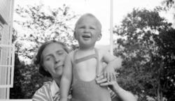 Mor og sønn, Bildet viser Signe Sverdrup med sønnen Per Geor