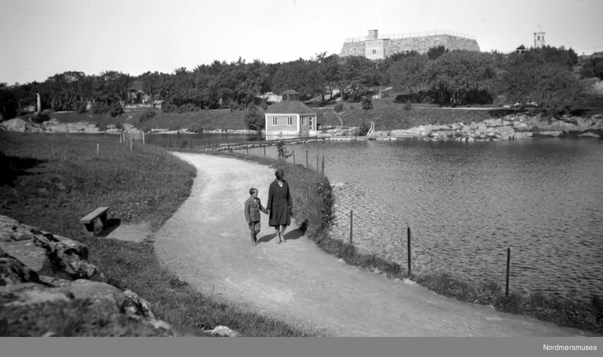 På bildet ser vi en dame og en gutt på vandring gjennom Vanndamman på Kirkelandet i Kristiansund.