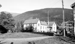 Foto fra en landevei/grusvei, som leder opp til to flotte by