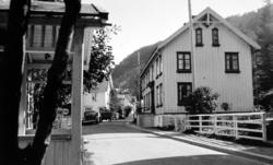 Gateparti fra Surnadalsøra i Surnadal kommune, hvor vi ser d