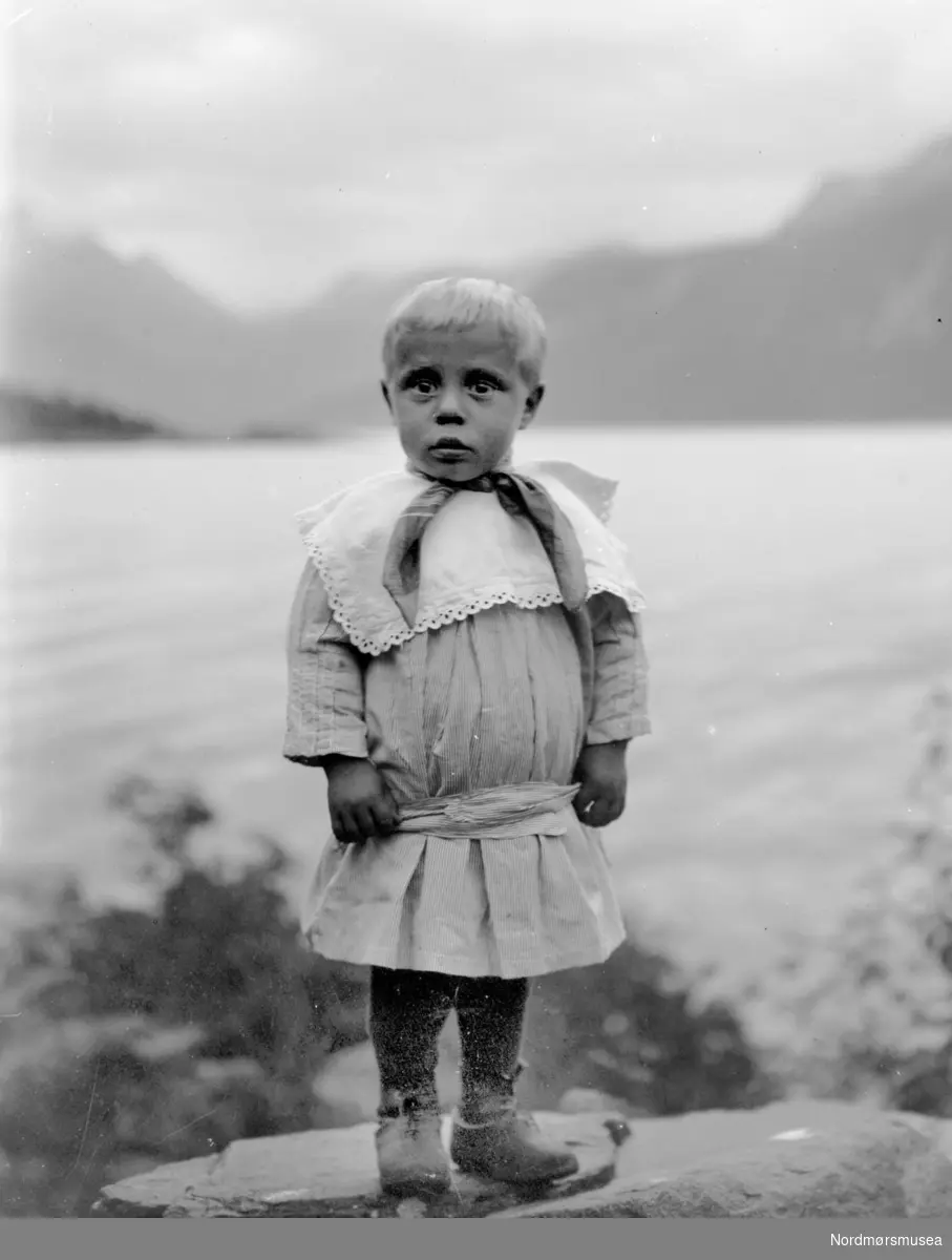 Portrett av et lite barn som kan være fra Sverdrupfamilien/slekten. Fra Nordmøre museums fotosamlinger. EFR2015