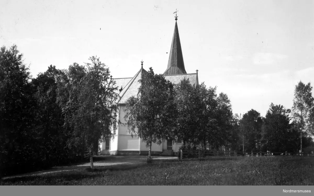 Postkort: 217 ";Røbekk kirke. Eneret G. Sverdrup 1938."; Foto fra Røbekk kirke i Molde kommune. Røbekk kirke ble bygget på slutten av 1800 tallet, og innviet i 1898. Kirken erstattet da kirken på Bolsøya som ble revet kort tid senere og har etter den tid vært hovedkirke i Bolsøy Prestegjeld. Den er en langkirke med korsform, bygget 1898 i sveitserstil og nygotisk stil. Arkitekt var Gabriel Smidth, Ålesund og byggmester var S. Erstad, Ålesund. Kirken ble restaurert og ommalt innvendig i 1964 (kilde: http://www.molde.kirken.no). Fra Nordmøre Museums fotosamlinger. Reg: EFR
