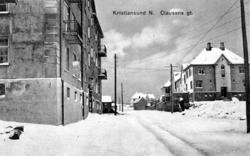 Postkort: ";Kristiansund N. Clausens gt."; Postkort med vint