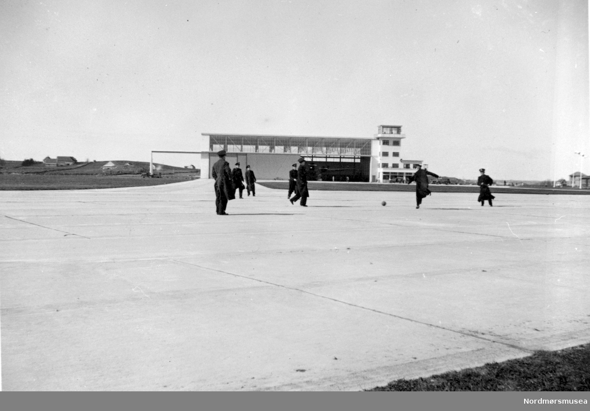 Frelsesarmeen spiller fotball på en flyplass. Fra Nordmøre Museum sin fotosamling.