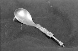 Gjenstandsbilde av en sukkerskje, teskje hvor vi kan lese fø