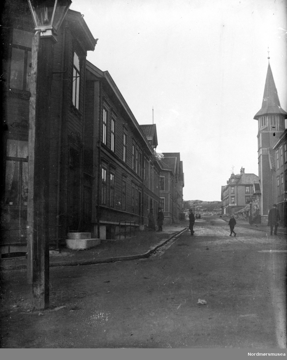 Foto fra et gateparti, muligens fra Kristiansund. Bildet er trolig fra omkring 1890 til 1910. Fra Nordmøre museums fotosamlinger. Reg: EFR
