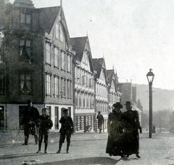 Stereofoto "125" fra Langveien på Kirkelandet i Kristiansund