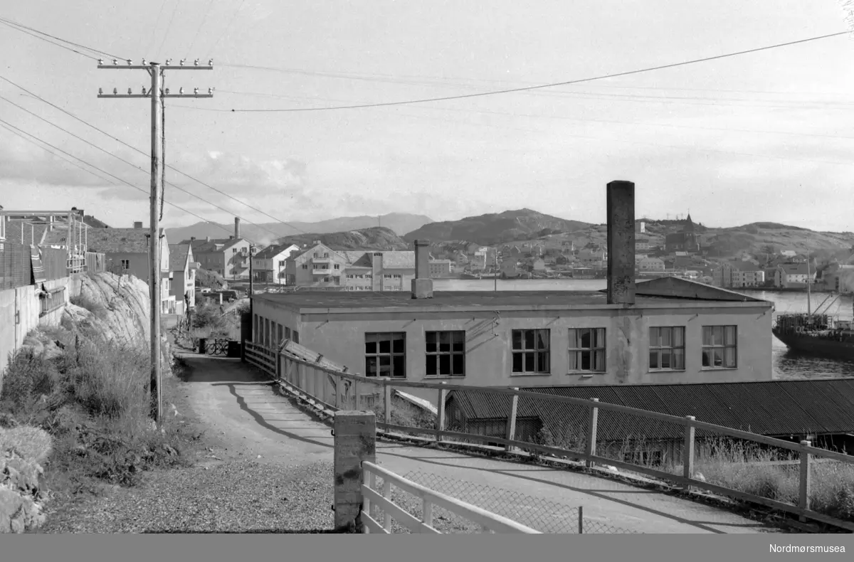 Foto trolig fra området nær og ved Brunsvikens reperbane på Kirkelandet i Kristiansund, og ved Sørsundet i havnebassenget. Bildet er fra omkring 1950-1955. Fra Nordmøre Museums fotosamlinger, Williamsarkivet.
