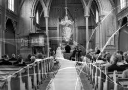 Fra en vielse i Frei kirke. Det er trolig Arne Fiske som er 