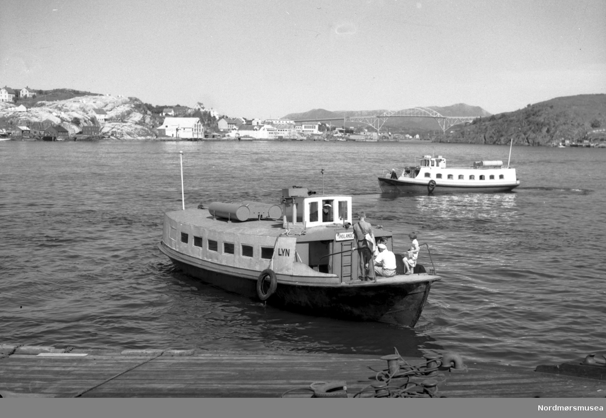 Bildet viser sundbåtene ”Lyn” nærmest og ”Presto” lengst ute i havnebassenget utenfor Piren på Kirkelandet i Kristiansund.
Sundbåten”Lyn” ble bygget i 1912 ved A/S J. Storviks Mek. Verksted (SMV) på Dahle ved Kristiansund som bnr.4 til en pris av kr. 14.000,- (634.500). Den ble betydelig forsinket, og verkstedet måtte betale en dagmulkt deretter. Den er 42,1 fot (12,8 m) lang, 11,1 fot (3,4 m) bred og 5 fot og 6 tommer dybde, hadde en tonnasje på 14,8 bruttoregistertonn og var sertifisert for 66 passasjerer. Den hadde dampmaskin nr. 7 og røykrørskjel nr. 32 fra verkstedet.
Med kullfyring hadde den brenselsutgifter på 3,80 kr. pr. time pr. januar 1949.
Installeringen av motor var tenkt gjort i august/september 1947. To dieselmotorer fra GM ble kjøpt via Berner & Larsen i Oslo. ”Presto” fikk først installert motor, men sundbåtselskapet var svært misfornøyd med den, og med servicen fra firmaet.
Etter kort tid gikk motoren i stå, slik at ”Presto” også tok i bruk motor nummer to. Selskapet prøvde å gjøre en ettårsgaranti gjeldende.
Dampmaskinen i ”Lyn” ble sprengt i august 1949, og båten fikk da installert dieselmotor. Kjelen ble solgt til Frøya i 1949. I oktober 1951 ble det installert varme om bord, og i oktober 1952 ble det installert hydraulisk omstyringsanlegg.
I 1963 ble ”Lyn” anbefalt tatt ut av drift. Man valgte til tross for dette å reparere båten senere på året. I 1973 ble den reparert på ny, denne gang for kr. 36.000,-.
I brev av 26. oktober 1977 søkte Havnevesenet om å få overta ”Lyn” vederlagsfritt til arbeidsbåt. Man viste til at dette var rimelig i og med at Havnevesenet i alle år hadde utført vedlikehold og tilsyn vederlagsfritt (det er på det rene at Havnevesenet i årenes løp har utført et betydelig gratisarbeid for Sundbåtvesenet). Men i Formannskapets møte 4. april 1978 ble det vedtatt at ”Lyn” skulle søkes bevart. En egen komitè ble nedsatt. Havnefogd Loennechen advarte i brev til teknisk rådmann av 7. august 1978 mot bevaring. Den oppnevnte komitè gjorde det samme i notat av 6. februar 1979. 
Det endte med at man i sundbåtstyrets møte 30. oktober 1980 vedtok at ”Nordmøre forening for bevaring av eldre båter og fartøyer” (Nordmøre Kystlag) fikk overta båten med formål å bevare den. Dette mot at man påtok seg det fulle ansvaret for båtens vedlikehold og bevaring. Overtakelsen skjedde vederlagsfritt. Formannskapet gjorde samme vedtak 18. desember 1980.
”Lyn” ble satt på land i 1985. I desember 1992 (til byens 250års jubileum) ga Norsk Hydro kr. 200.000,- i gave til istandsetting av ”Lyn” i forbindelse med byjubileet. 
Sundbåten ”Presto” gikk i rute mellom "landene" i Kristiansund. Sundbåten ”Presto” ble bygget i 1906/07 ved J. Storviks Mekaniske Verksted som bnr.1, etter oppdrag fra Gomalandets Aktiedampbaadsselskap (GADS), til en pris av 9300 kroner. Båten var 12,9 meter lang, 3,1 meter bred, og hadde en tonnasje på 12,1 bruttotonn og var sertifisert for 62 passasjerer i 1957. ”Presto” ble satt inn i ruten Gomalandet - Kirkelandet 27. januar 1907. ”Presto” ble høsten 1947 kraftig opprustet og satt inn i trafikk igjen året etter. Båten hadde nå fått dieselmotor istedet for dampmaskin. Den utskiftede dampmaskinen ble oktober 1947 overdratt vederlagsfritt til Kristiansund Maskinistskole, og står i dag 2009 ved Mellemværftet i Vågen etter å ha blitt satt i stand av Alf Skålvik. Publikum var likevel ikke helt fornøyd med overgangen til diesel da de mente at motoren bråket for mye. Båten fikk ellers senere installert varme i november 1951 og hydraulisk omstyring/reversering i 1952.
”Lyn” ble satt på land i Vågen i Kristiansund og sto flere år og rustet uten at den ble tatt tak i. I 2016 ble den oppgitt og skrotet.                                                                                   Kilde for båtene: Sven Erik Olsen og Tor Olsen. Sundbåten. Folk over havna - fra fergemenn til Angvik. Utgitt 2005. (Info: Peter Storvik)
Foto av to sundbåter i havnebassenget i Kristiansund. Fra Nordmøre museums fotosamlinger.