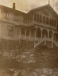 Fra et album postkort og skadede bilder fra inn og utland. B