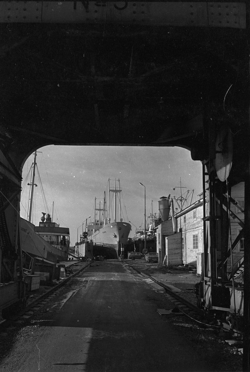 Ekensbergs varv 1969. I mitten i bakgrunden ses i lilla dockan det danska lastmotorfartyget TONNA, till v lastmotorfartyget MARIESTRAND (urspr. BLÁFELL).