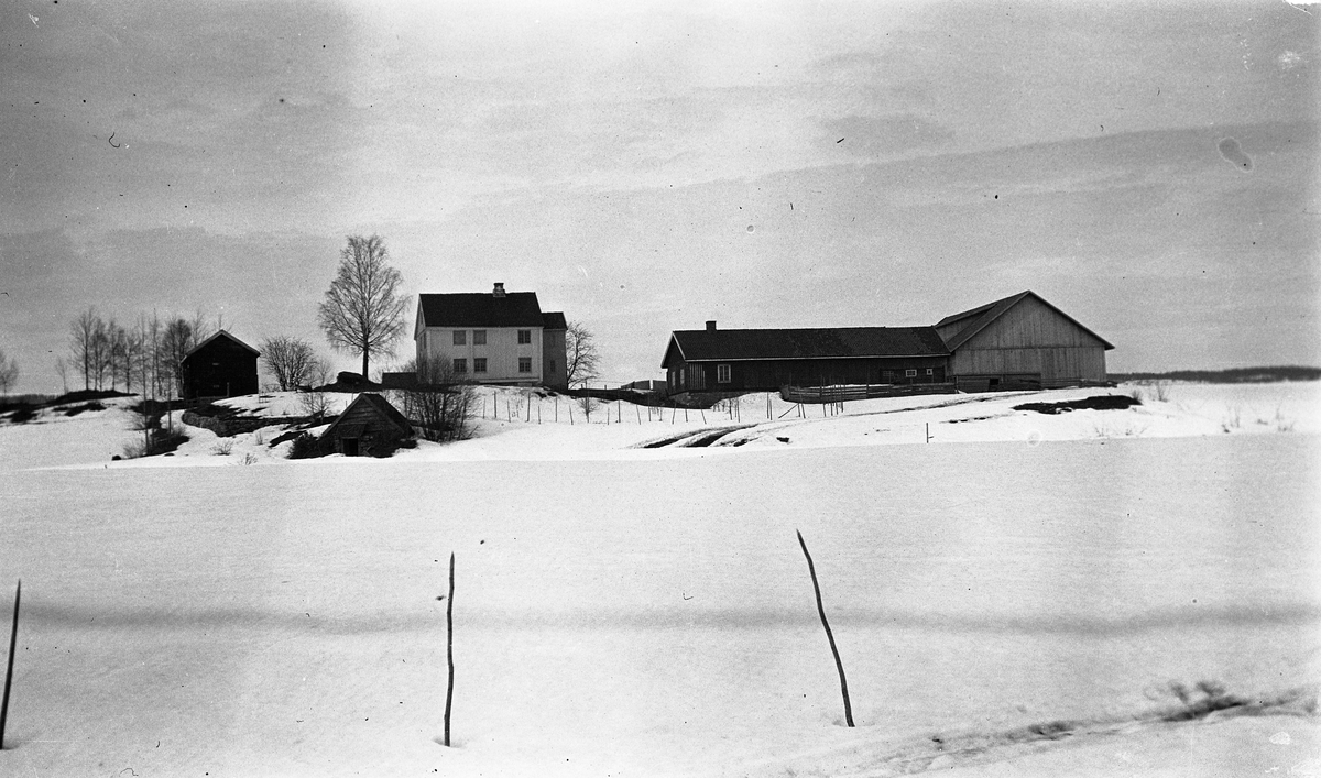 Gården Dulsrud på Skreia, Ø.Toten, ca. 1915. Nytt våningshus ble bygd i 1920, mens låven på bildet er ganske ny, bygd 1914.