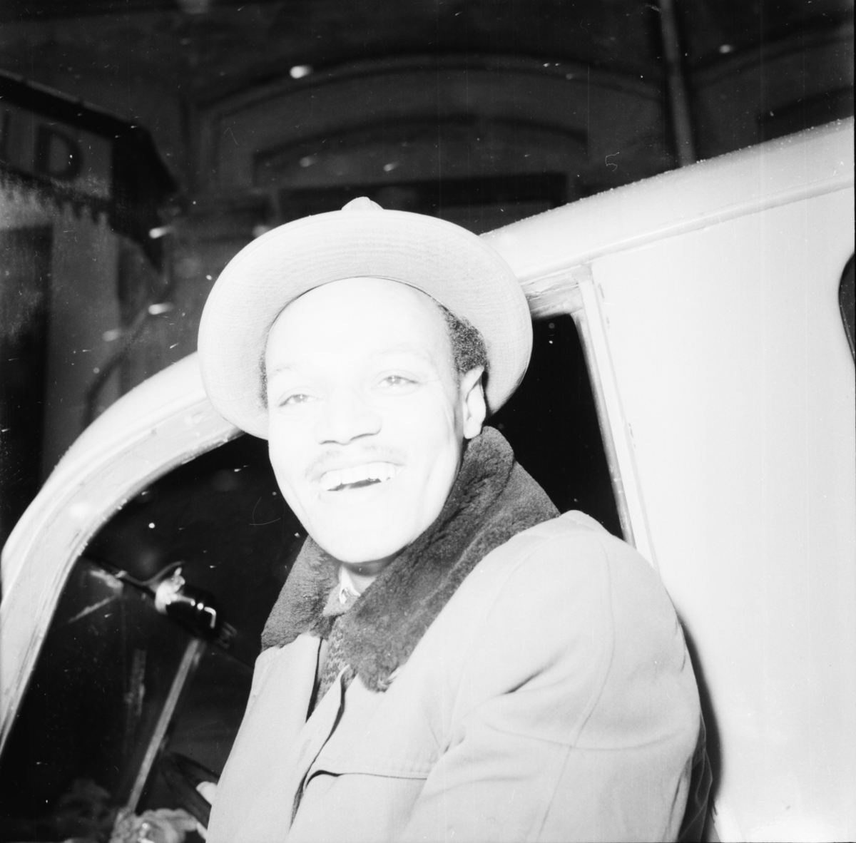 Vardens arkiv. "Forskjellige artister og skuespillere m/Bookén"  08.02.1954