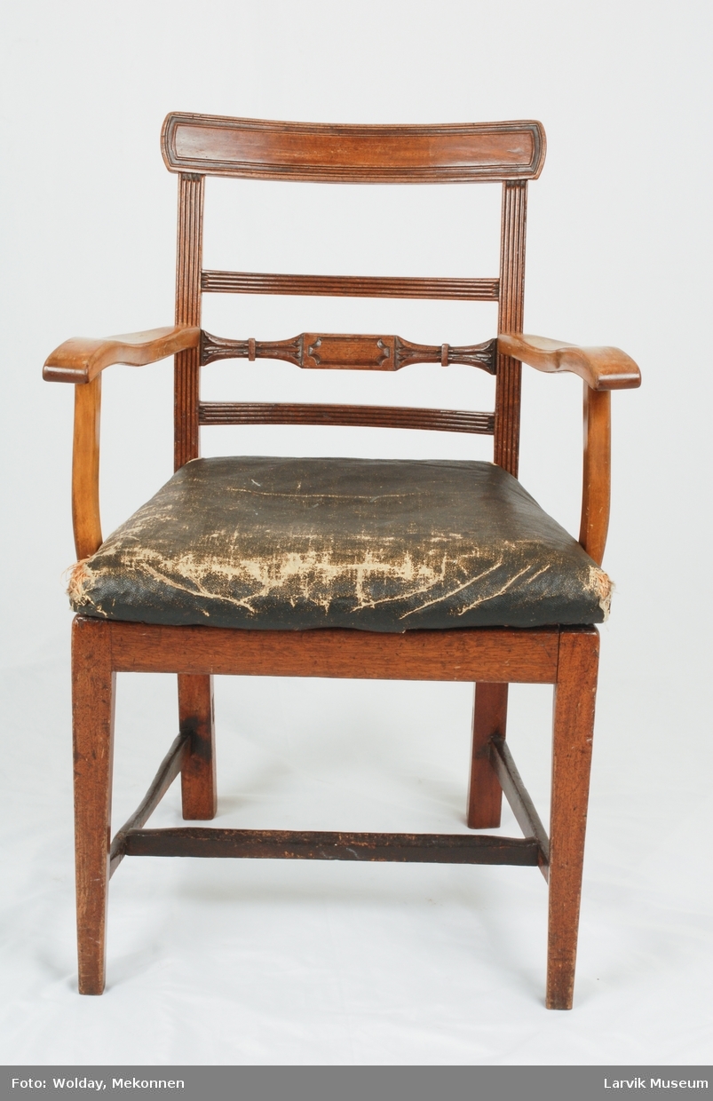 Form: stol i mahogny(?) i Sheraton stil med fine
