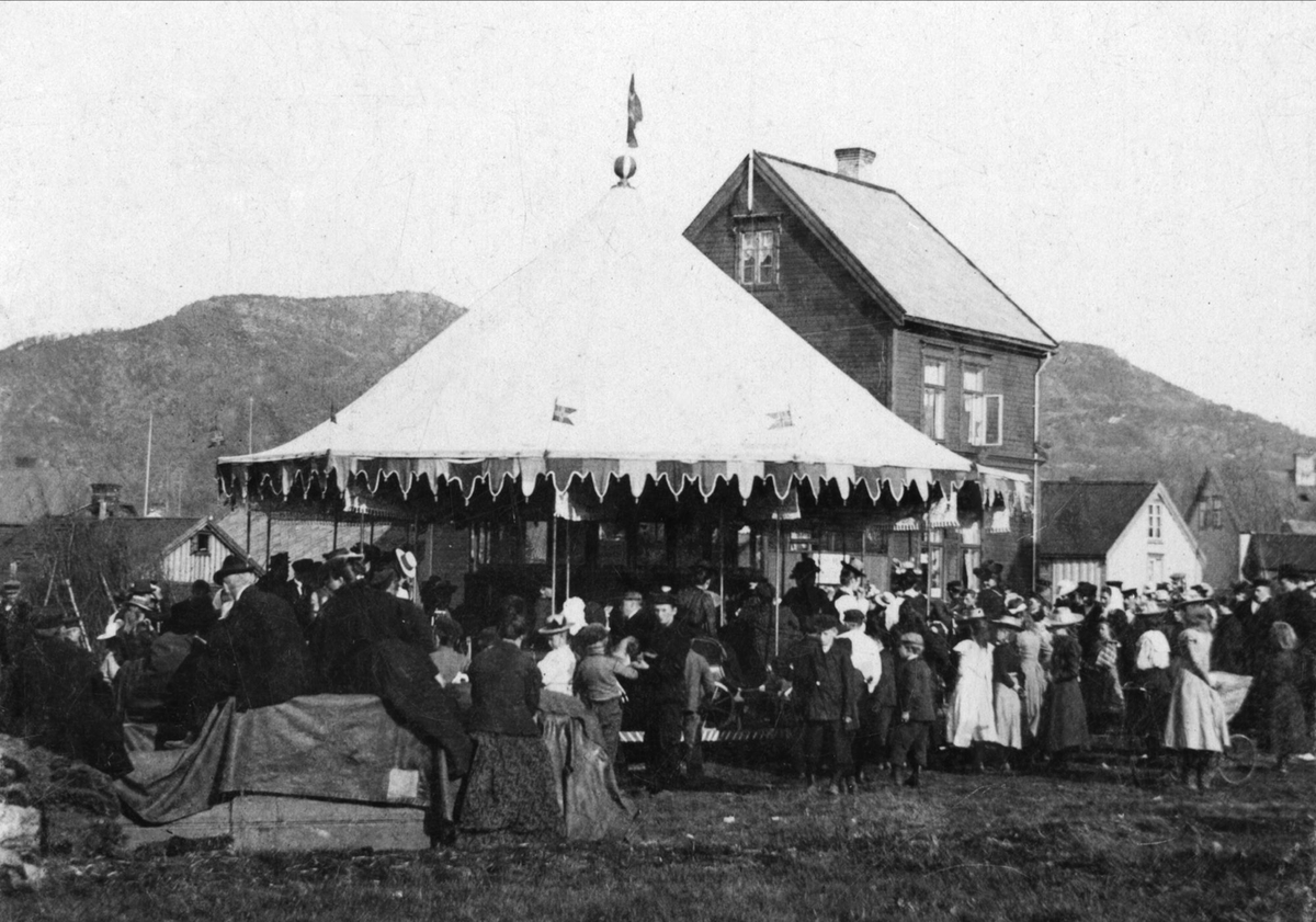 Folkemengde ved en karusell på handelsstevnet i Harstad, en gang rundt 1900.