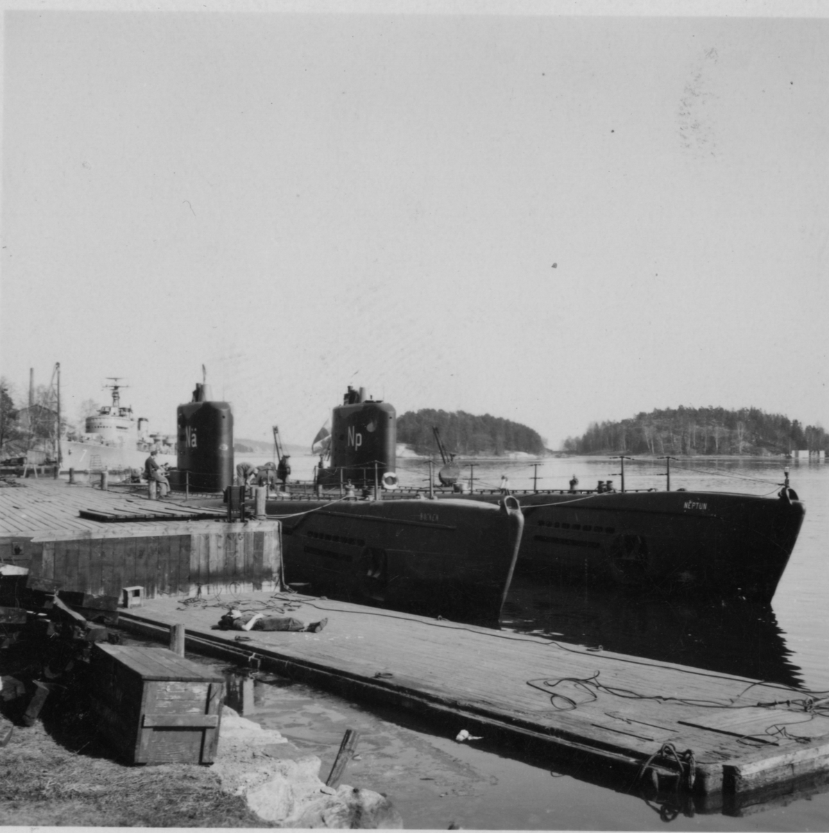 Lennart Wållberg Norrköping var förste kock på ubåten Neptun 1954 Neptuns långresa 1954.
Neptun och Näcken förtöjda vid laddningsbryggan i Märsgarnsviken