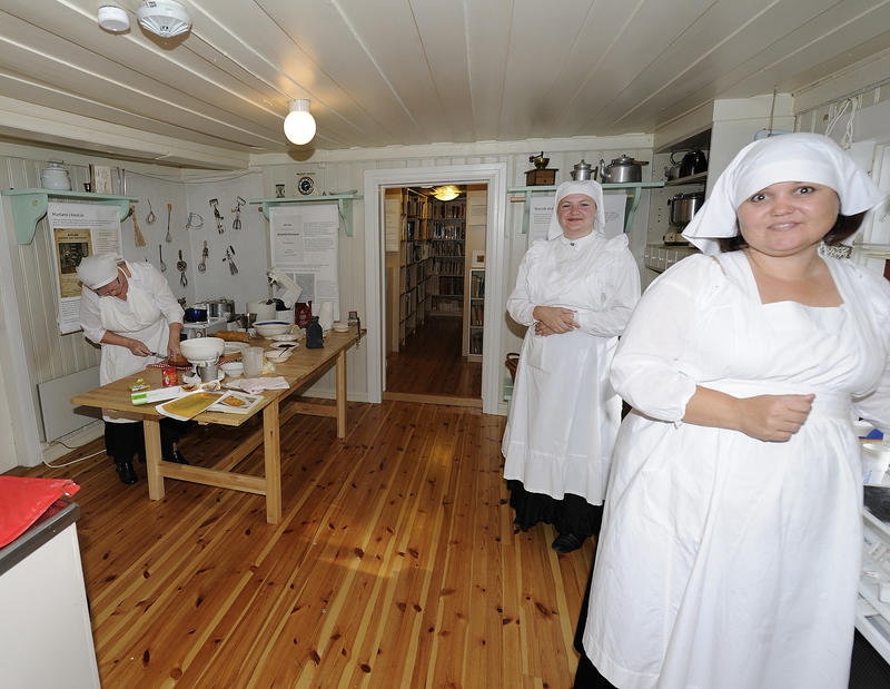 Kokebokhuset på Domkirkeodden har et romslig kjøkken hvor det innimellom bakes og formidles av verter i tidsriktig kokkeantrekk. (Foto/Photo)