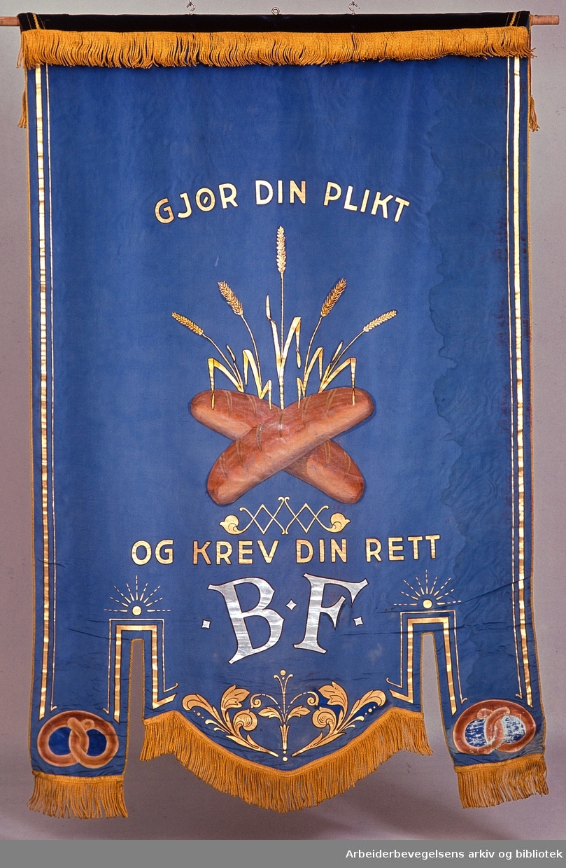Brødkjørernes forening.Stiftet 10 juli 1894..Bakside..Fanetekst: Gjør din plikt og krev din rett.B.F. ..