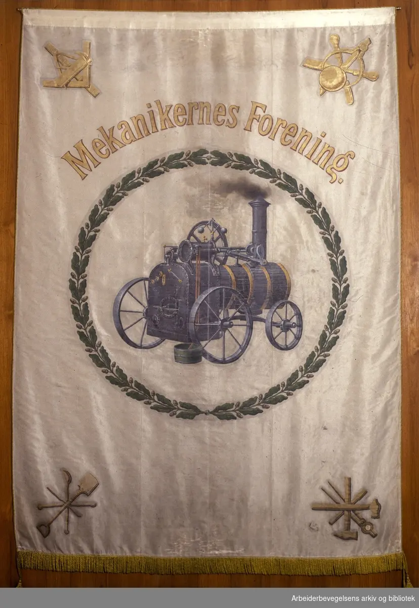 Mekanikernes forening.Stiftet 1. desember 1880..Forside..Fanetekst: Mekanikernes Forening...