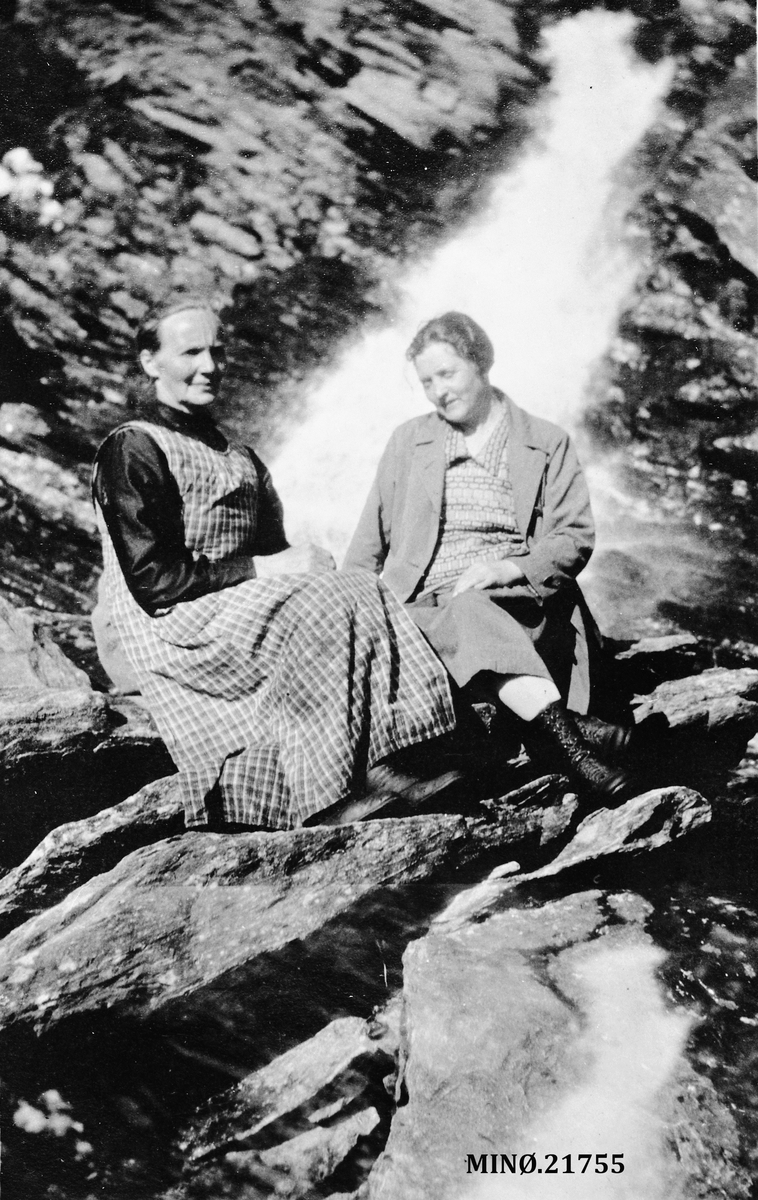 To kvinner ved liten foss - Goro Iversdatter Strømsøyen, født Nygård og fru Furu?