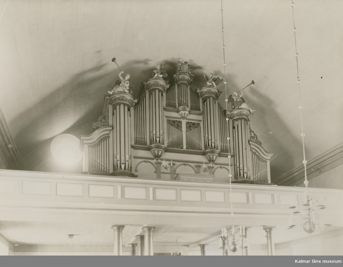 Orgeln i Vimmerby kyrka, 
Den är byggd 1904 av  E A Setterquist & Son, Örebro, med 20 stämmor fördelade på två manualer och pedal.
Orgeln är ombyggd 1956 med orgelverk av Marcussen & Son och har numera 39 stämmor. Den har två fria kombinationer och är mekanisk. Registraturen för pedalen är pneumatisk. Fasaden på ryggpositivet är från 1956, medan huvudfasaden är från 1769 års orgel. Fasadens pipor är ljudande.