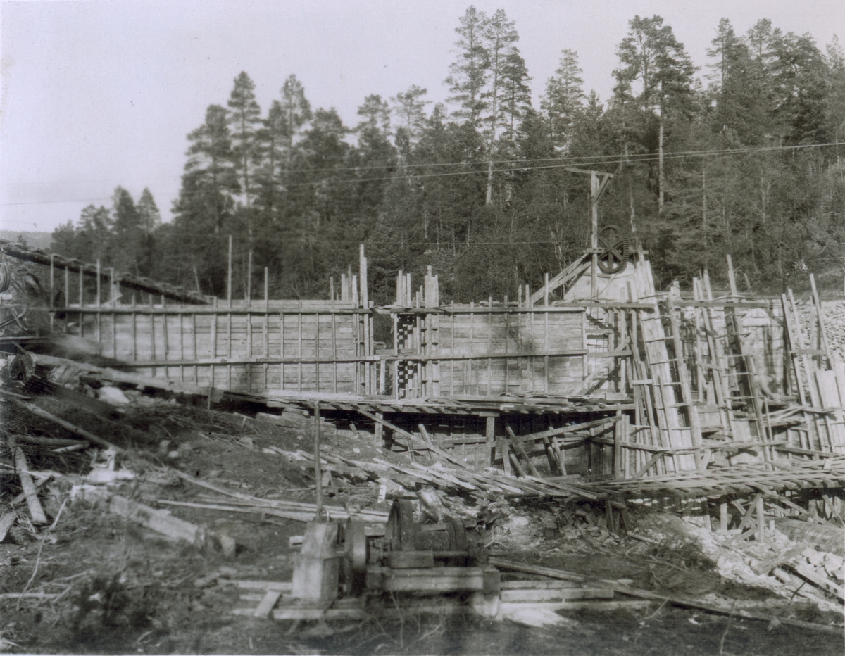 Bygningsarbeid av inntaksdam. Forskaling. Sannsynligvis 1920 - 1921