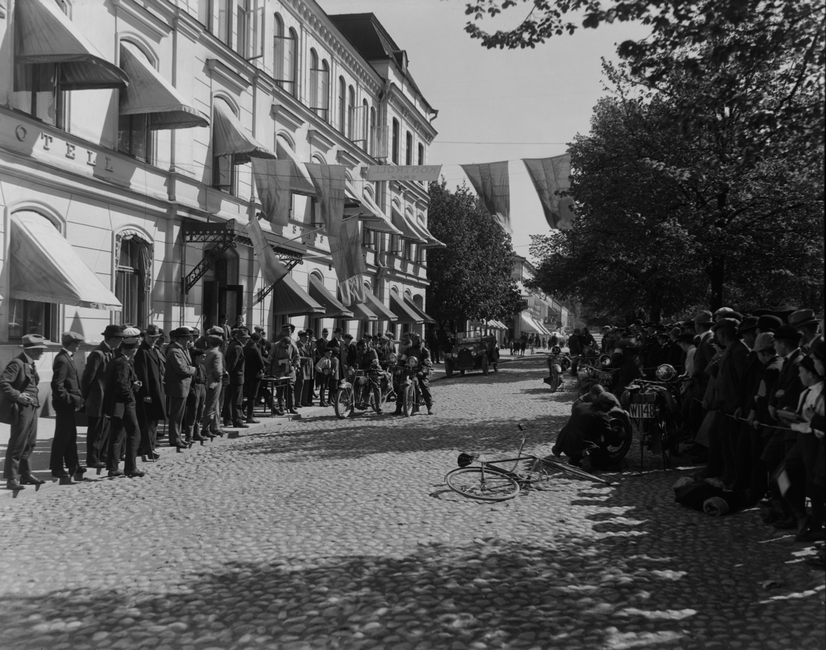 Motorcykeltävling anordnad av SMCK med kontroll utanför Statt. Bilden tagen i mitten av 1920-talet.